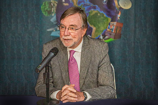 El jurado, presidido por el ex presidente de Uruguay Julio María Sanguinetti, está conformado por personalidades que han realizado valiosas contribuciones en pro del desarrollo económico o el combate a la pobreza y la desigualdad en América Latina